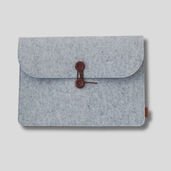 TNR: Laptop Sleeve (button) 15.6"