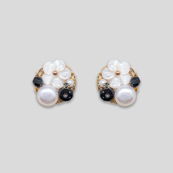 Coo Coo: Coo Coo: Shell Flower Cluster Studs - White/Black