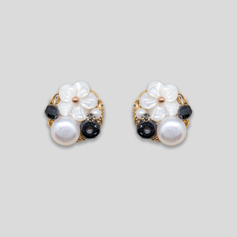 Coo Coo: Coo Coo: Shell Flower Cluster Studs - White/Black