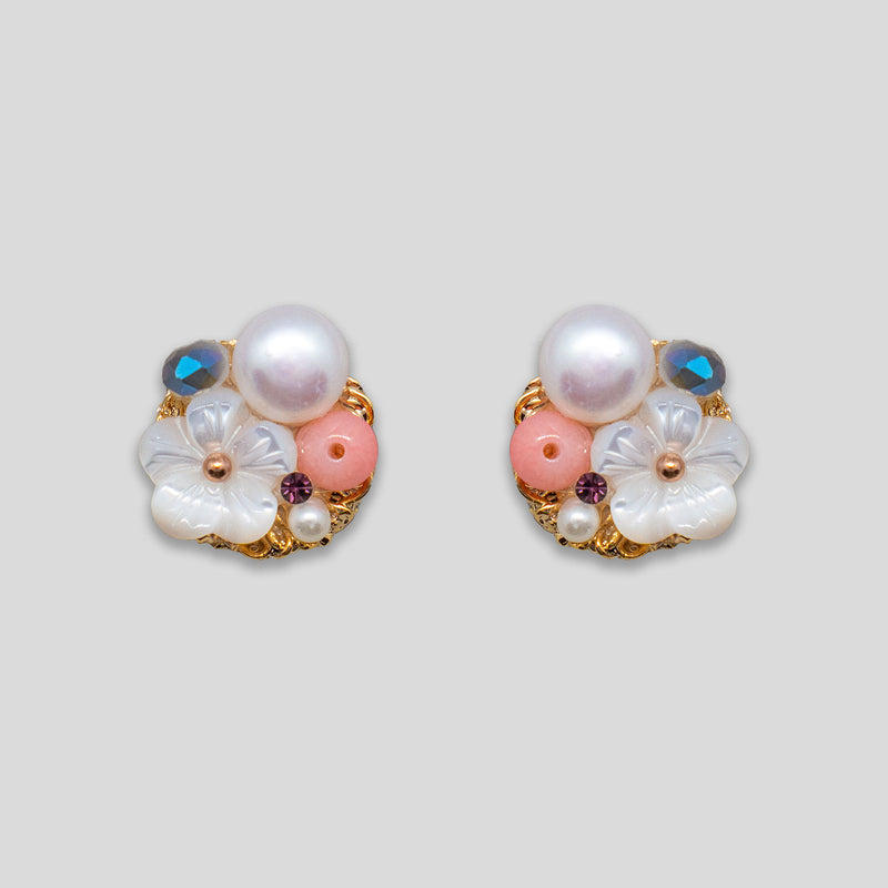 Coo Coo: Coo Coo: Shell Flower Cluster Studs - White/Pink