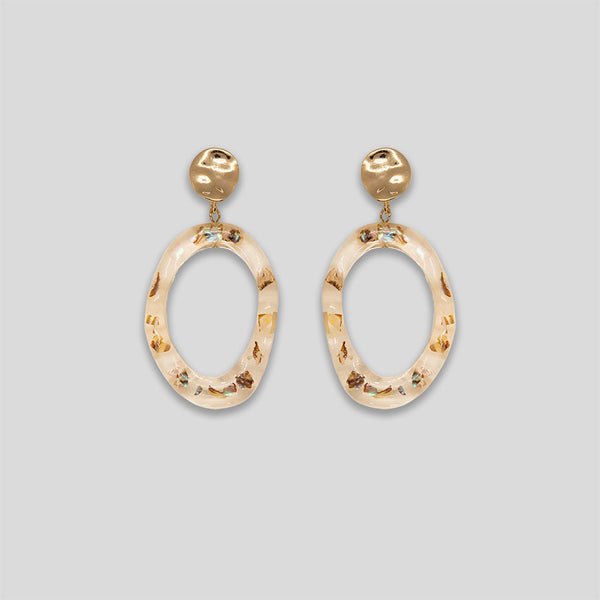 Coo Coo: Coo Coo: Shell Loop Resin Earrings - White/Gold